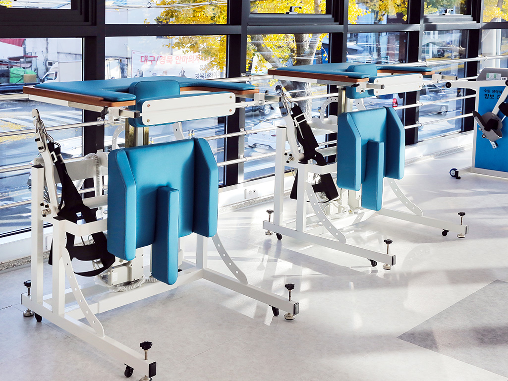 물리치료실 기립운동기